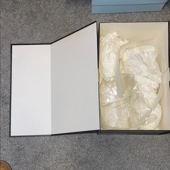 Gucci Large White and Black Purse/Gift Box - Picture 4 of 8